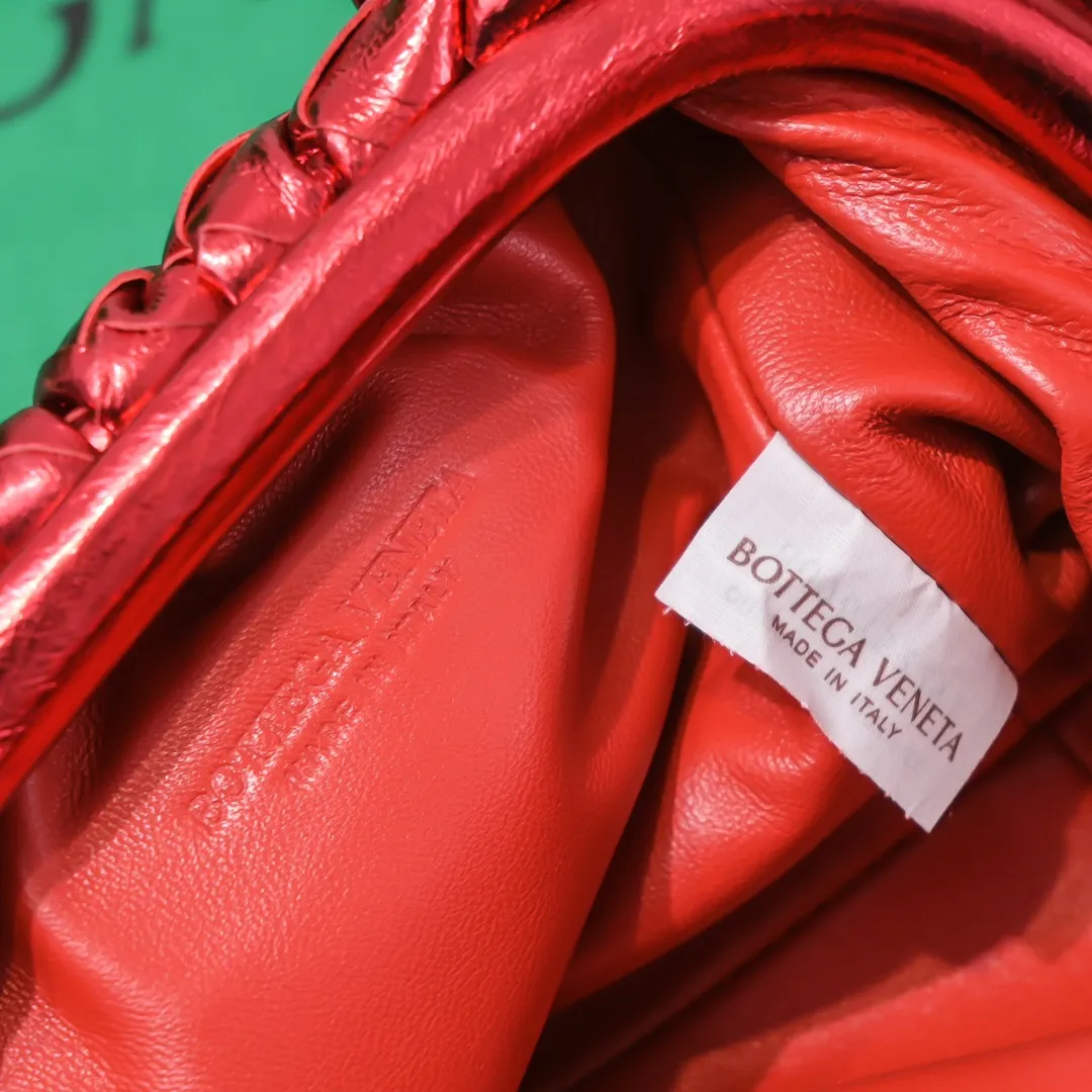 Bv 2022 early spring new cloud bag is launched as one of the classic models. The designer adopts a different and brand-new look to appear in the public eye. The texture of deerskin is more wear-resistant and easy to care for than traditional leather. It is unexpectedly good to match. It is full of style when you take it. It is sparkling in daily light. It is even more sparkling and lovely in the sun. Every time it is new, it can make people's eyes shine. It’s hard not to fall in love with it, model number: 6671#, size 22x13x5cm